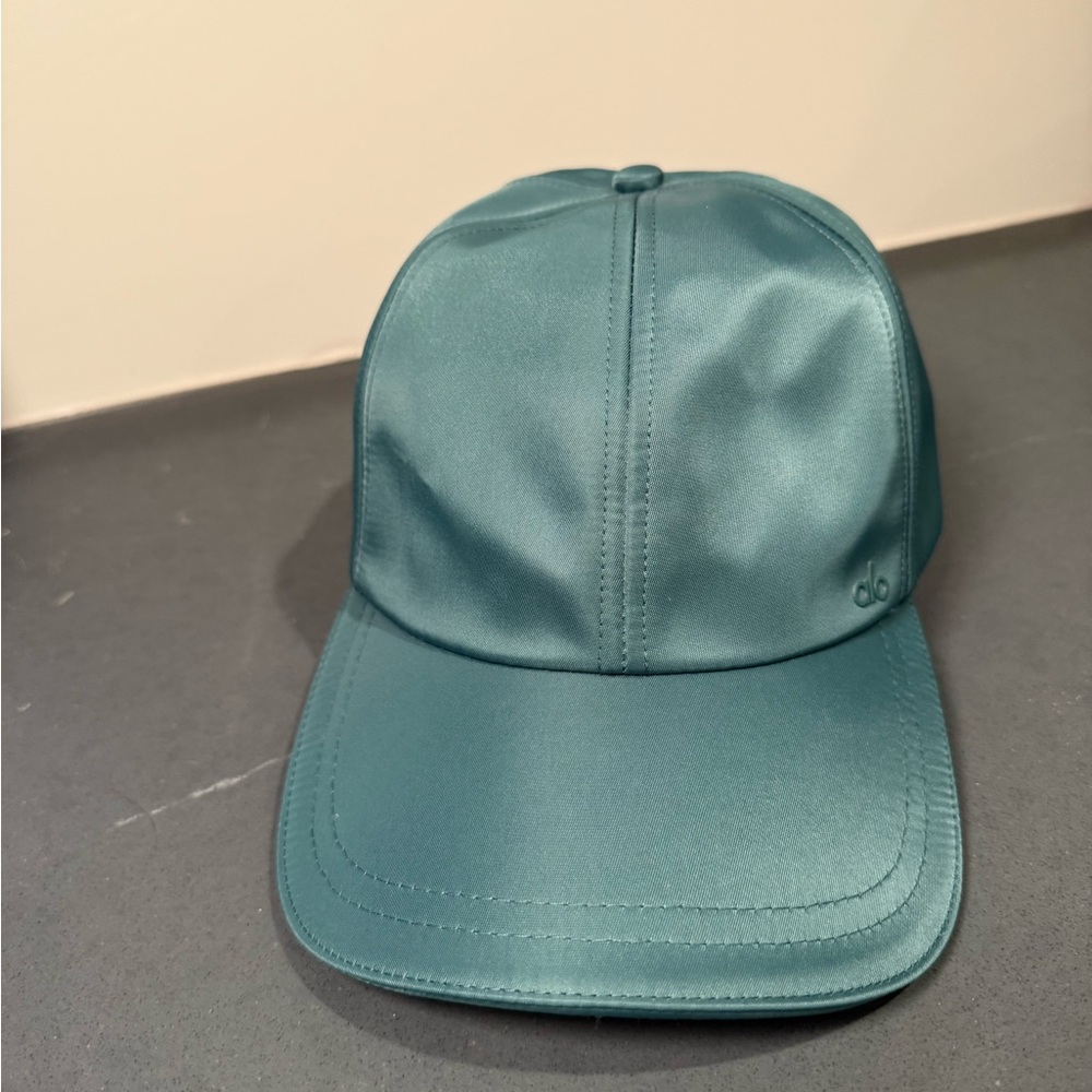 Alo Yoga top satin winter ivy off-duty cap - Picture 3 of 3